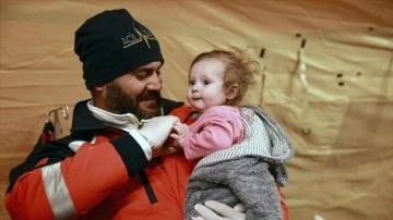 Ukraynalı hasta bebek ve annesini Romanya sınırında Türk hekimler otama etti