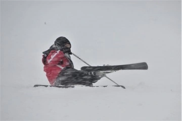 Uludağ'da düşe kalka kayak keyfi