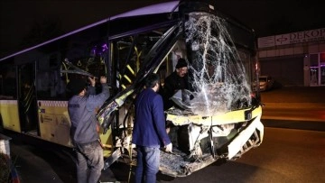 Ümraniye'de araba ile İETT otobüsünün karıştığı kazada 5 ad yaralandı