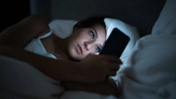 Uyurken cep telefonunu yastığının dibine koyuyorsanız efsus başınız dertte!