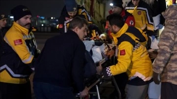 Yaralı 5 depremzede askeri ambulans uçakla İstanbul'a getirildi