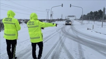 Yoğun kar zımnında kapanan Eruh-Şırnak karaca yolu ulaşıma açıldı