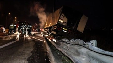 Yönlendirme direğine çarpıp yanan kamyondaki 2 ad öldü, 2 ad ciddi yaralandı