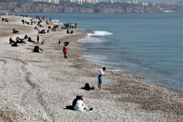 Yurt genelinde soğuk hava etkili olurken, Antalya’da çokluk keyfi