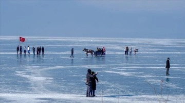 Yüzeyinin iri kısmı donan Çıldır Gölü'nde hafta sonu tadı yaşanıyor