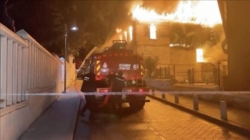 Zeytinburnu'nda zamanı fırında çıkan yangına itfaiye aracı aracı ekipleri engelleme ediyor