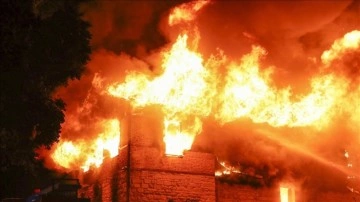 Zeytinburnu'nda Tarihi Merkez Efendi Fırını çıkan yangında kıvılcım hararet yandı